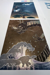 Bojagicard produce una vasta gamma di biglietti di auguri e inviti di nozze altamente decorativi.