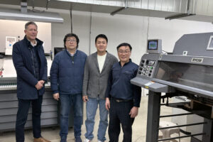 Da sinistra a destra_Marcus Greenbrook di GEW con Charlie Han e il signor Sun di PM Trading, e il signor Lee, CEO di Bojagicard.